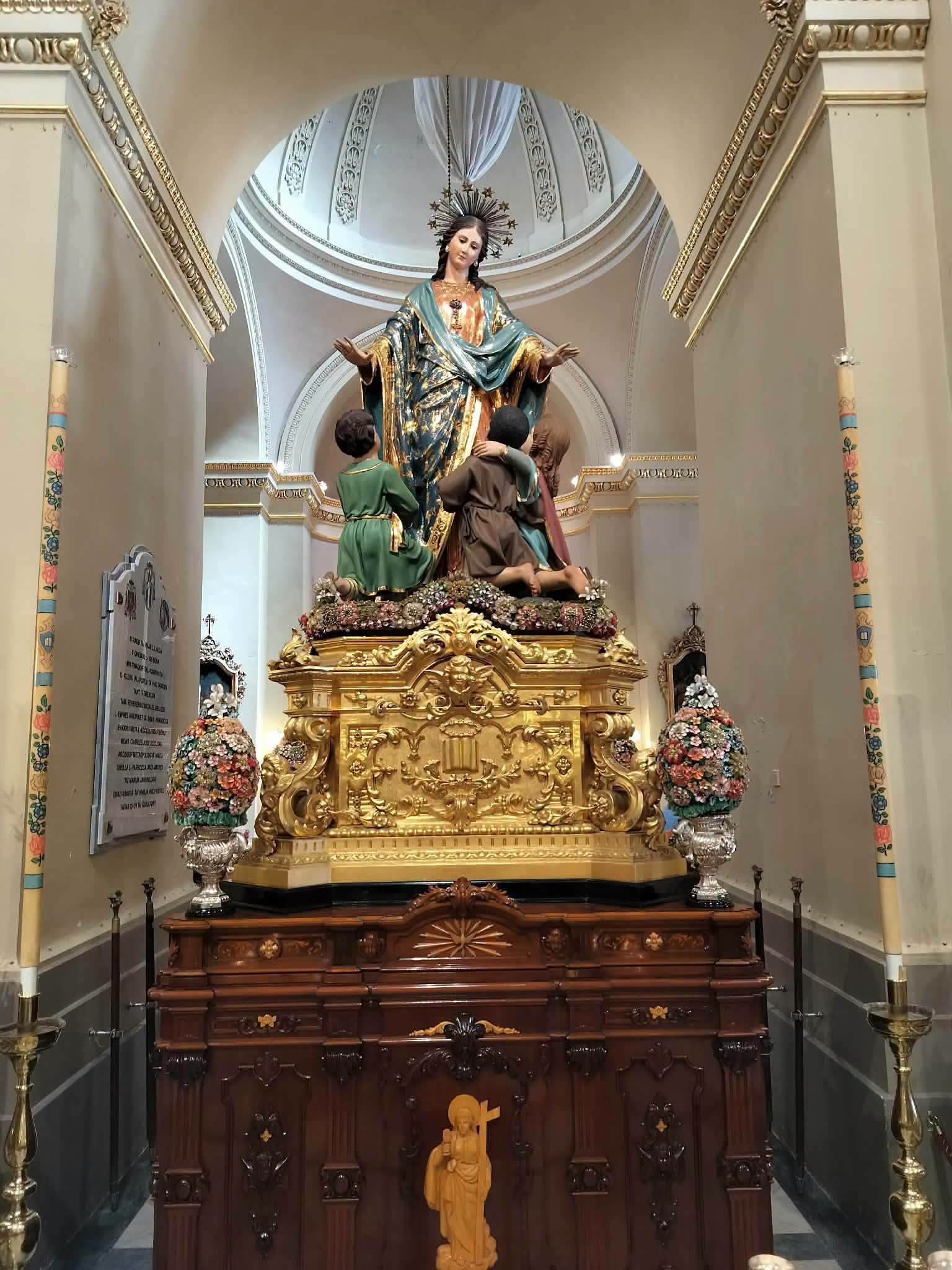 Madonna tad-Duttrina, Mary above three children